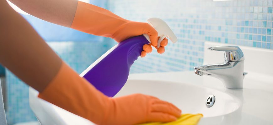 3 Favorites for Cleaning Bathrooms