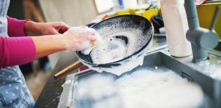 Conoce los errores que cometes cuando lavas los platos a mano