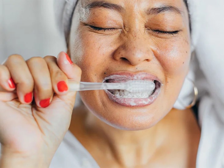 How to Clean a Toothbrush and When to Replace It