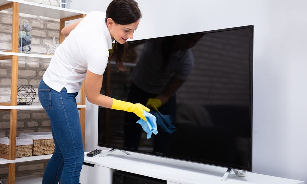 How to Properly Clean a TV Screen - The Plug - HelloTech